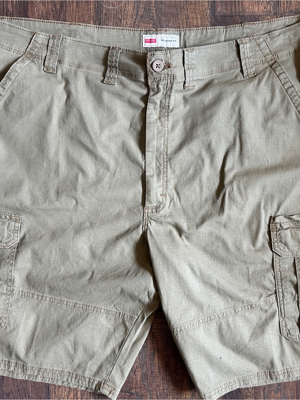 Wrangler Relaxed Fit Cargo Shorts Men’s 46x10 Khaki Ripstop Outdoor Utility NWT